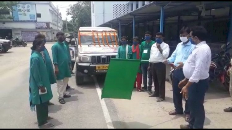 कला जत्था रथ को डीपीआरओ ने हरी झंडी दिखाकर किया रवाना ।