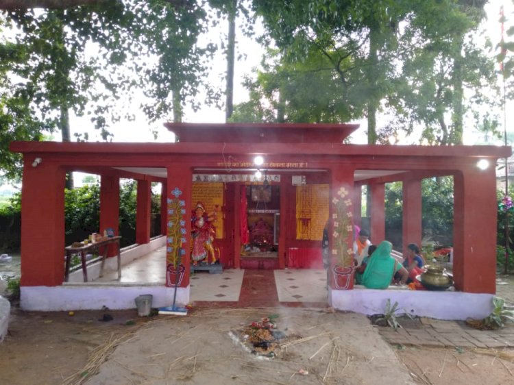 जमालपुर में सोशल डिस्टनसिंग के बीच की गई सालाना सार्वजनिक देवी की पूजा।
