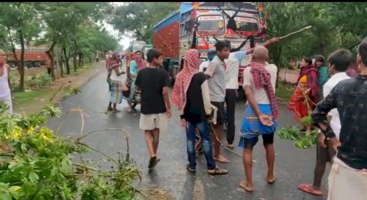 अनियंत्रित ट्रक ने 12 वर्षीय बच्चे को कुचला,आक्रोशित ग्रामीणों ने किया सड़क जाम।