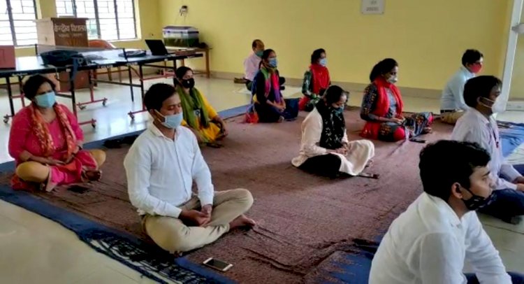 अंतरराष्ट्रीय योग दिवस पर केन्द्रीय विद्यालय मशरक में शिक्षिको ने किया योगाभ्यास।