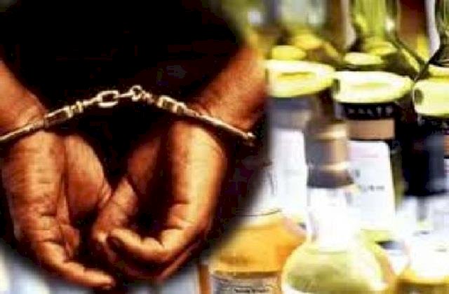 मां बेटा को पुलिस ने शराब बिक्री एवं भंडारण के आरोप में किया गिरफ्तार