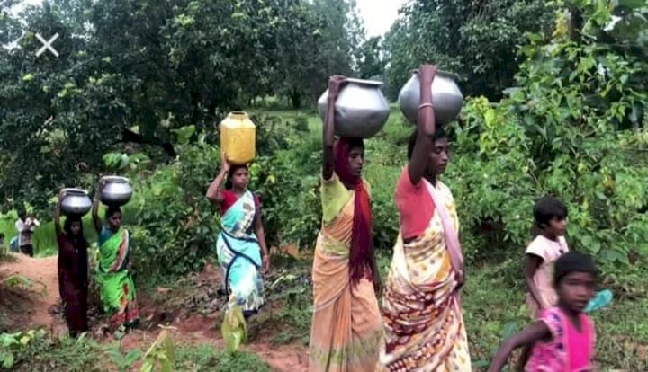 2 साल बाद भी नल जल योजना का लाभ नहीं, लोग जंगल का गंदा पानी पीने को है विवश 