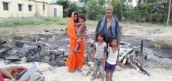 झोपड़ी में लगी आग के बाद से ना आवास ना कोई आस,दाने दाने को मोहताज हुआ एक परिवार