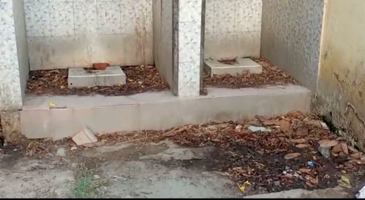 बाढ़ रेलवे स्टेशन पर शौचालय के आसपास जमा गंदगी से फैलती दुर्गंध यात्रियों के लिए बना परेशानी का सबब