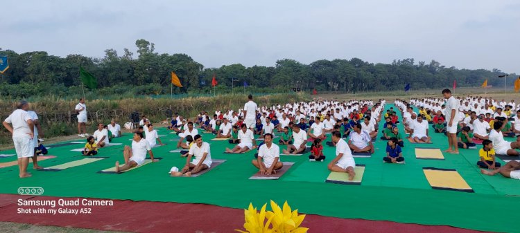 मोकामा शौर्य वन,गंगा नदी के तट पर सीआरपीएफ एवं स्वावलंबन ने योगाभ्यास कराया