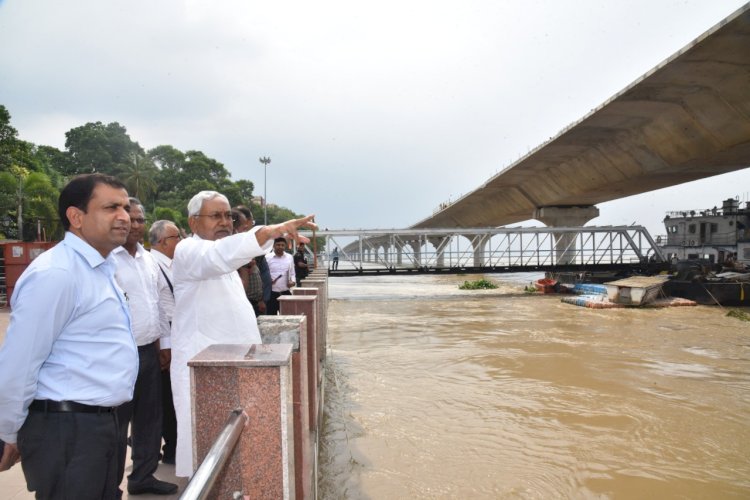 मुख्यमंत्री ने सड़क मार्ग से पटना के आसपास गंगा नदी के बढ़ते जलस्तर का लिया जायजा