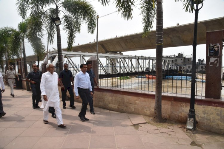 मुख्यमंत्री ने सड़क मार्ग से पटना के आसपास गंगा नदी के बढ़ते जलस्तर का लिया जायजा