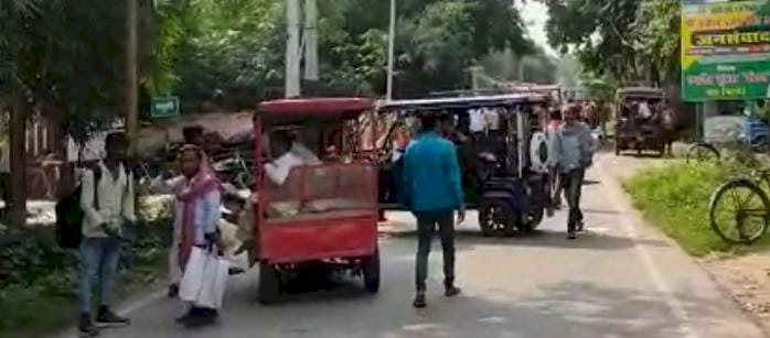 ऑटो और ई रिक्शा चालकों ने अवैध वसूली और रंगदारी के विरोध में किया सड़क जाम