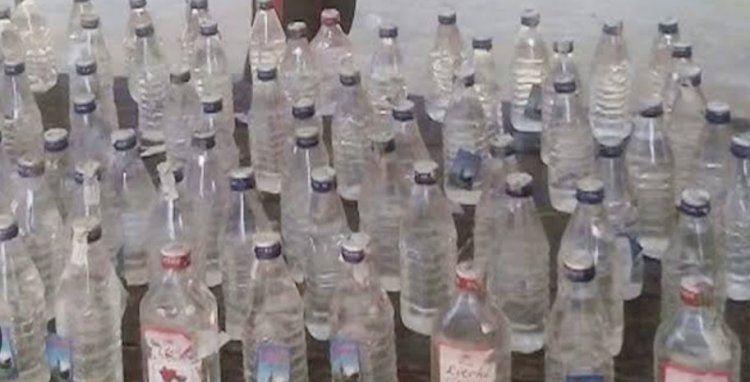 अवैध शराब के खिलाफ सक्रियता दिखाते हुए छापेमारी कर पुलिस ने 25 लीटर देशी शराब किया बरामद