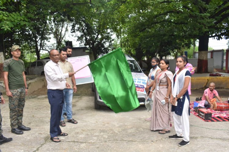 डीएम अमरेंद्र कुमार ने जागरूकता टीम को हरी झंडी दिखाकर किया रवाना