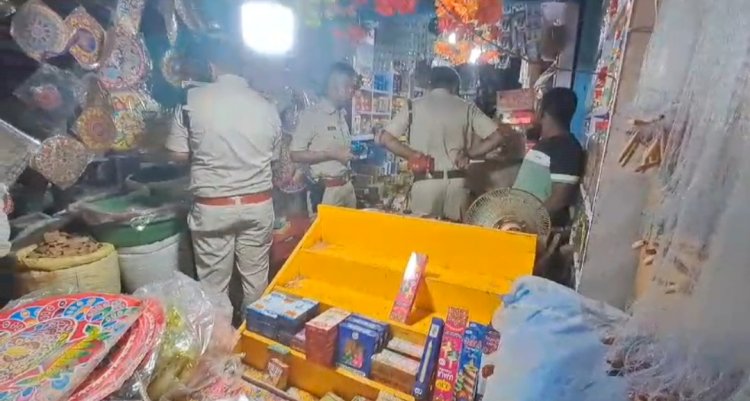 पुलिस ने अवैध पटाखों की बिक्री पर रोक लगाने के लिए की छापेमारी,लाखो रूपये का पटाखा जप्त