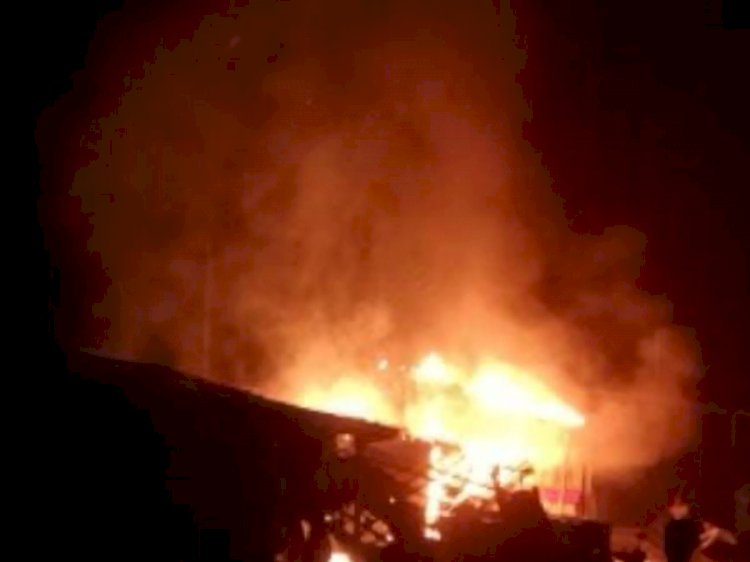 खाना बनाने के क्रम में चूल्हा जलता छोड़ महिला देखने गई बारात,इधर पांच घर जलकर हुए ख़ाक
