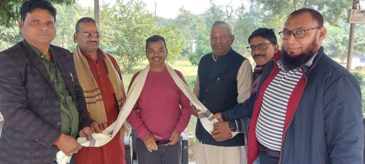 भारत विकास परिषद बाढ़ शाखा के सदस्यों ने निवर्तमान एसडीओ को अंगवस्त्र और बुके सौंप कर दी विदाई