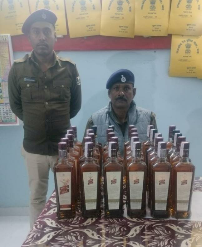 रेल पुलिस ने लावारिस हालत में पड़े थैला में रखा 30 बोतल विदेशी शराब किया बरामद
