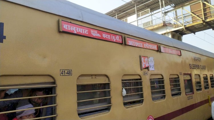 चलती ट्रेन में चढ़ने के प्रयास में प्लेटफॉर्म पर गिरी महिला यात्री की रेलवे के एस्कॉर्ट पार्टी ने बचाई जान