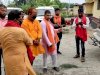भाजपा नेता ने पुष्प वर्षा कर व अंगवस्त्र से पत्रकारों को किया सम्मानित