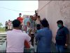 भावी मुखिया प्रत्याशी सह समाजसेवी ने प्रवासी लोगों के बीच  बांटे मास्क, सेनेटाइजर, बिस्किट,ब्रेड 