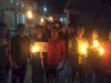 पुलवामा हमले की दूसरी बरसी पर एक शाम शहीदों के नाम निकाला कैंडल मार्च।