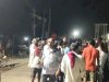 सड़क हादसा में युवक की हुई मौत से आक्रोशित परिजनों ने वाहन चालक के संबंधी को बनाया बंधक।