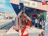 बख्तियारपुर जंक्शन पर कोका-कोला से नहाती महिला, वायरल रील के लिए कंटेंटबाजी करती महिला का वीडियो वायरल । 