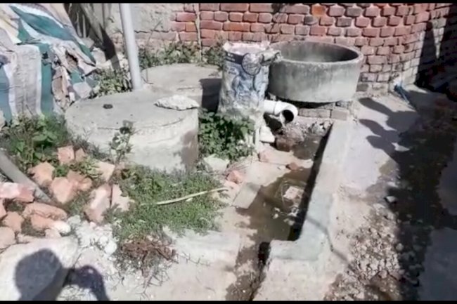 सरकारी चापाकल पर दबंगों ने  कब्जा कर करा दिया शौचालय के टंकी का निर्माण 