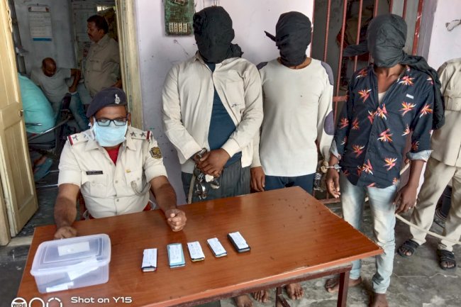 फोरलेन पर वाहन चेकिंग के दौरान तीन अपराधी हथियार समेत गिरफ्तार