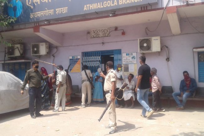 बीडीओ और सीओ ने बैंकों में लगने वाली भीड़ का लिया जायजा