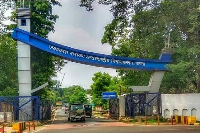 चार कोरोना पोजेटिव मरीज मिलने के बाद ,  पटना एयरपोर्ट के एजेंसी पर DM की कार्रवाई ।