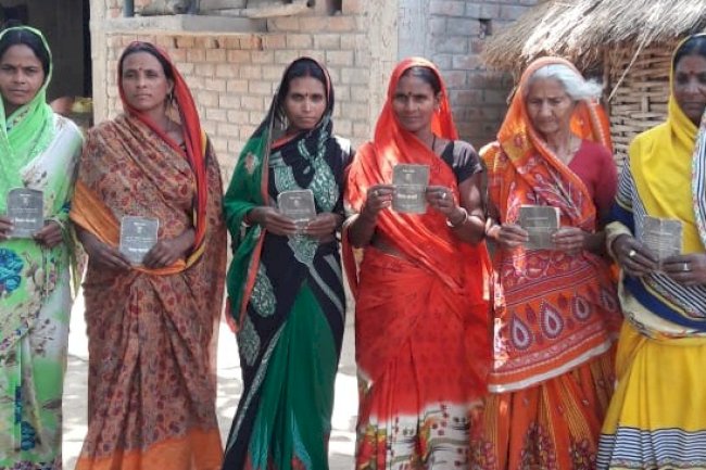 सरकार के लाख दावों के बाद भी, राशन के लिए भटक रहे सैदवाद के ग्रामीण।