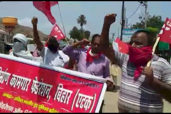 मजदूरों के हित में लड़ाई लड़ने सीपीआई की टीम सड़क पर उतरी।