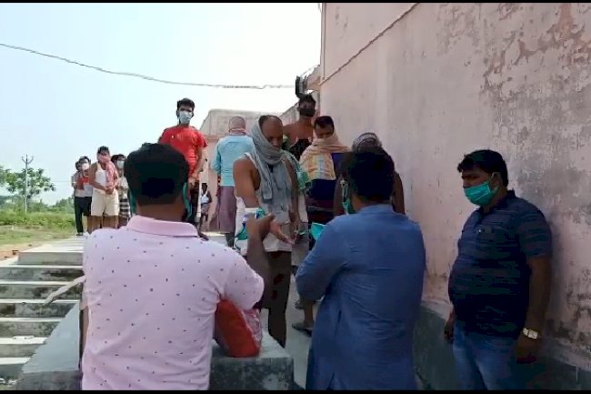 भावी मुखिया प्रत्याशी सह समाजसेवी ने प्रवासी लोगों के बीच  बांटे मास्क, सेनेटाइजर, बिस्किट,ब्रेड 