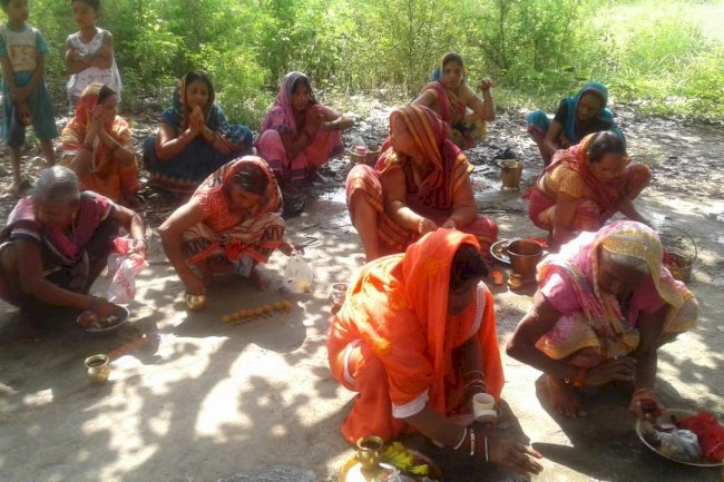 अंधविश्वास - अंधविश्वास का चरमसीमा पार, यहाँ की महिलाएं कर रही कोरोना माई  की पूजा।