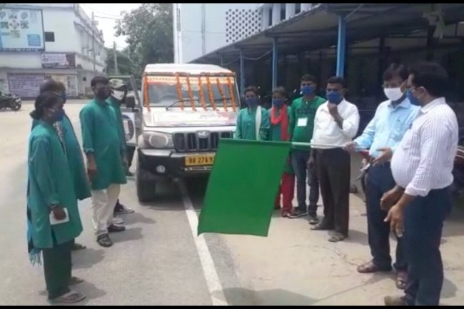 कला जत्था रथ को डीपीआरओ ने हरी झंडी दिखाकर किया रवाना ।