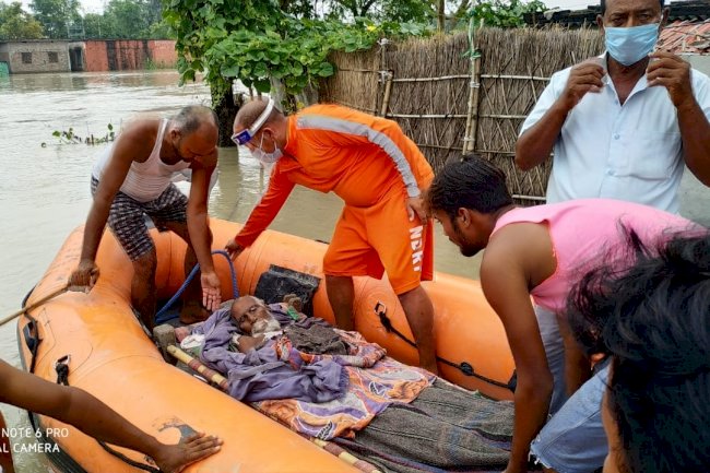 गोपालगंज में एनडीआरएफ ने रात्रि ऑपेरशन चलाकर सैकड़ों लोगों को बचाया।