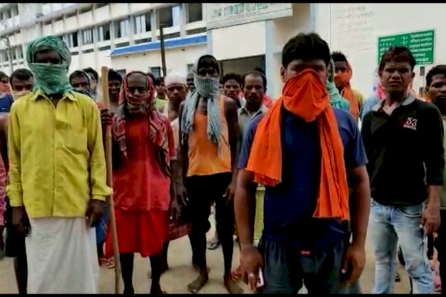 सामुदायिक भवन पर दबंगों का कब्जा, झंडोत्तोलन की तैयारी से ग्रामीणों को रोका।