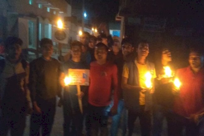 पुलवामा हमले की दूसरी बरसी पर एक शाम शहीदों के नाम निकाला कैंडल मार्च।