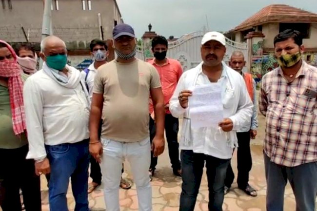 नशे की हालत में राहगीरों से मारपीट, एसपी से न्याय की गुहार लगाने पहुँचे ग्रामीण।