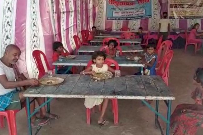 अभ्यास मध्य विद्यालय के सामूहिक रसोई केंद्र में नही मिल रहा गरीबो को गुणबत्ता पूर्ण भोजन ।