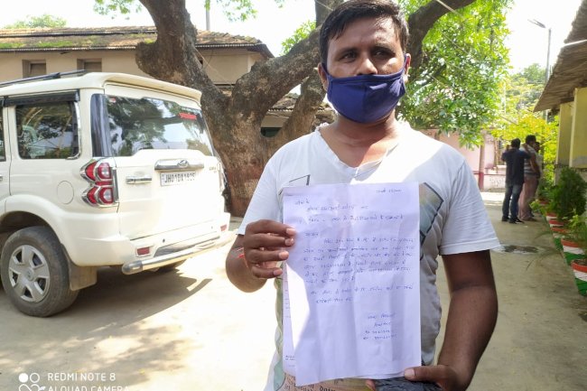 एटीएम से दो बार फर्जी तरीके से हुई पैसे की निकासी की शिकायत लेकर पीड़ित पंहुचा थाना।