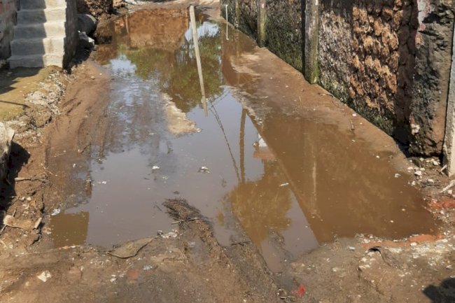 अथमलगोला पीएचसी जाने वाली सड़क पर फैले कीचड़ से पैदल चलना दूभर।