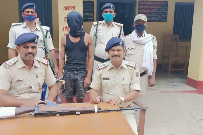 बाढ़ में एक अपराधी गिरफ्तार राइफल के साथ गिरफ्तार।
