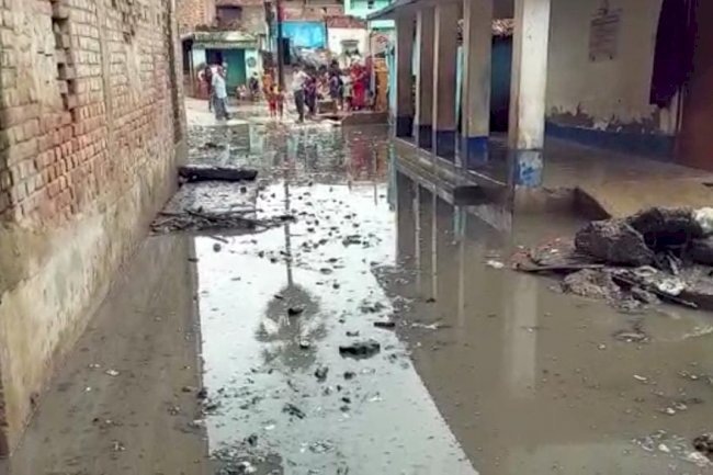 हल्की बारिश से खुली नगर परिषद की पोल, पूरा दलित टोला हुआ पानी-पानी।