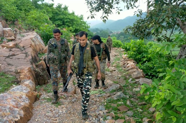 नक्सलियों के खिलाफ पुलिस ने जंगलों में चलाया सर्च अभियान।