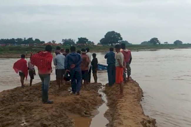 सोहसा सोन नदी के बालू घाट पर बालू लोड करने पहुंचे 5 ट्रैक्टर नदी में समाहीत।