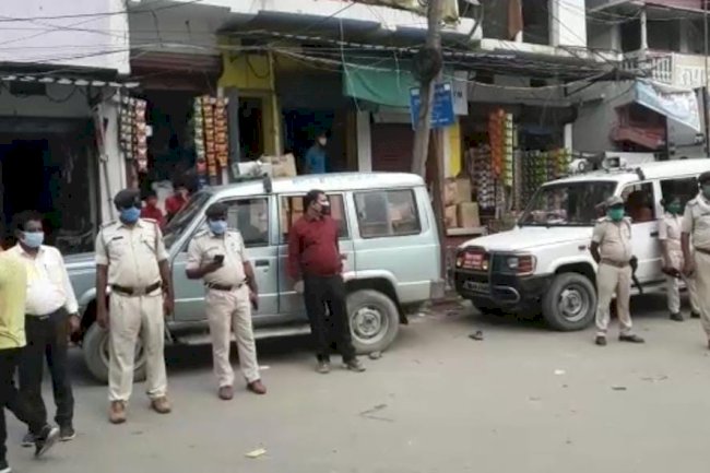 मास्क चेकिंग के दौरान मास्क नहीं पहनने वालों का काटा गया चालान।