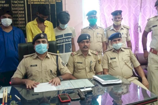  डकैती की योजना बना रहे चार लुटेरे को पुलिस ने हथियार के साथ किया गिरफ्तार,5 बाइक बरामद।