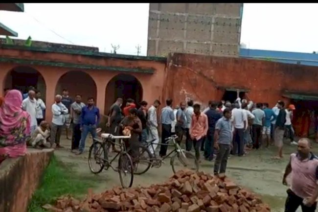 कन्या मध्य विद्यालय मशरक मे कुवयवस्था के बीच कोविड-19 का टीकाकरण शुरू।