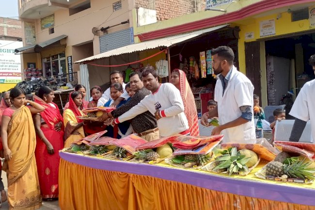 डॉ लाल पैथलैब्स की ओर से छठव्रतियों के लिए पूजन समाग्री का बितरण किया गया।