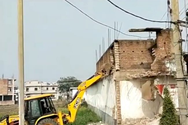 संपतचक में सरकारी जमीन पर अवैध निर्माण पड़ा महँगा, चला बुलडोजर।