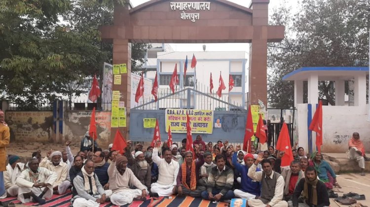 महात्मा गांधी के शहादत दिवस पर समाहरणालय के मुख्य द्वार पर सीपीआई का सत्यग्रह आंदोलन